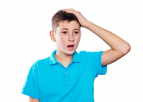 Ritratto di un ragazzo che indica un dito mostrando emozioni espressive su sfondo bianco con una camicia blu — Foto Stock