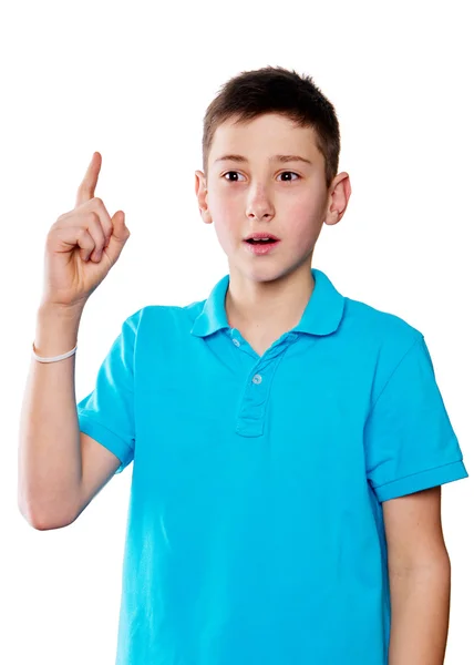 Retrato de un niño apuntando con el dedo mostrando emociones expresivas sobre un fondo blanco con una camisa azul — Foto de Stock