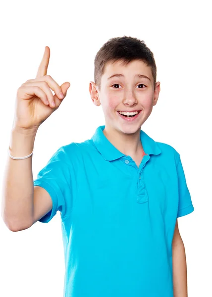 Ritratto di un ragazzo che indica un dito mostrando emozioni espressive su sfondo bianco con una camicia blu — Foto Stock