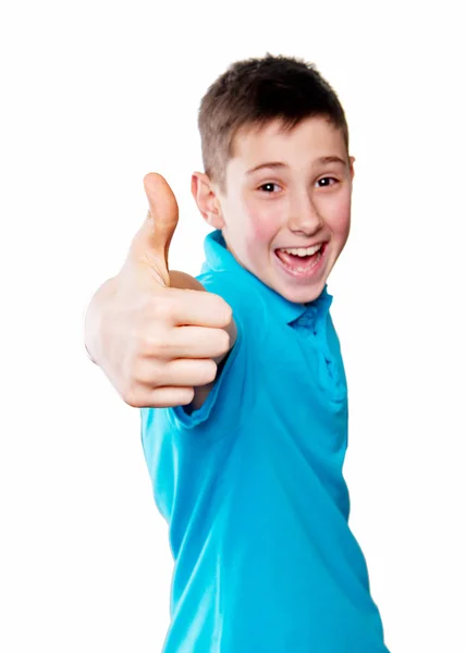 Mavi bir gömlek ile beyaz bir arka plan üzerinde parmak gösteren duyguları ifade gösteren bir çocuk portresi