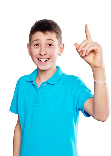 Retrato de un niño apuntando con el dedo mostrando emociones expresivas sobre un fondo blanco con una camisa azul —  Fotos de Stock
