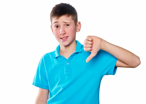 Mavi bir gömlek ile beyaz bir arka plan üzerinde parmak gösteren duyguları ifade gösteren bir çocuk portresi