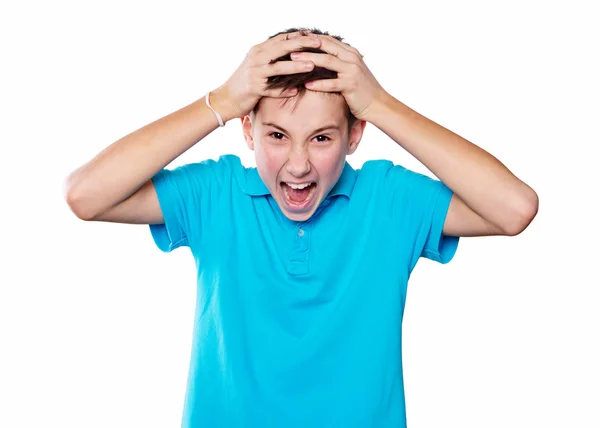 Портрет мальчика, указывающего пальцем на эмоции, выраженные на белом фоне в голубой рубашке — стоковое фото