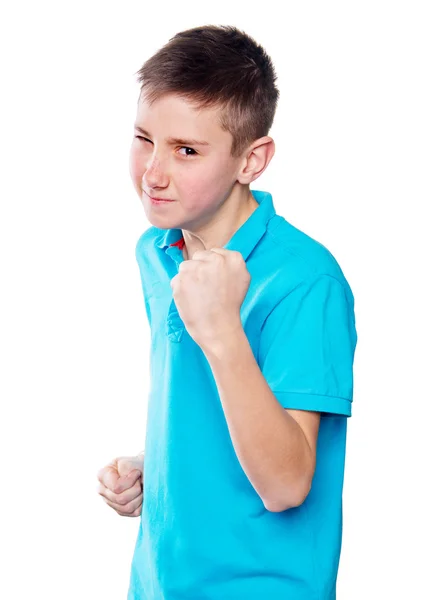 Portrait d'un garçon pointant du doigt montrant des émotions expressives sur un fond blanc avec une chemise bleue — Photo