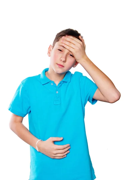 Retrato de un niño apuntando con el dedo mostrando emociones expresivas sobre un fondo blanco con una camisa azul — Foto de Stock