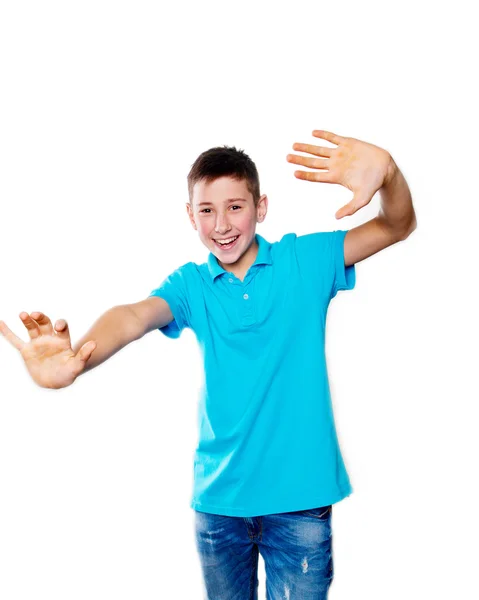 Retrato de um menino apontando o dedo mostrando emoções expressivas em um fundo branco com uma camisa azul — Fotografia de Stock