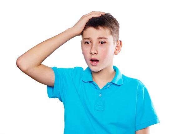 Retrato de um menino apontando o dedo mostrando emoções expressivas em um fundo branco com uma camisa azul — Fotografia de Stock