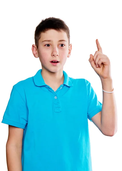 Retrato de um menino apontando o dedo mostrando emoções expressivas em um fundo branco com uma camisa azul — Fotografia de Stock