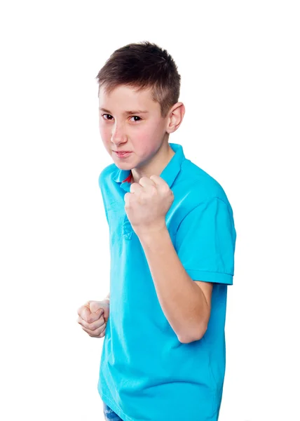 Retrato de um menino apontando o dedo mostrando emoções expressivas em um fundo branco com uma camisa azul — Fotografia de Stock