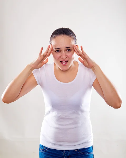 La donna espressiva emotiva con i capelli castani isolati — Foto Stock