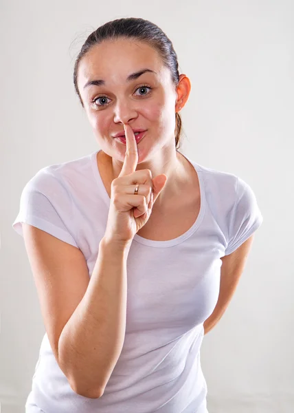 La mujer expresiva emocional con cabello castaño aislado — Foto de Stock