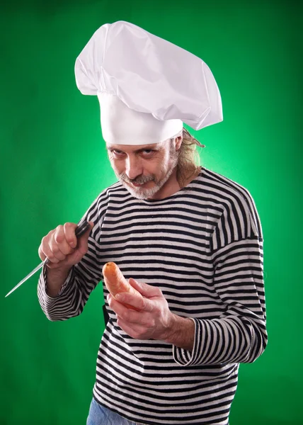El anciano con sombrero de chef con cuchillo y zanahoria aislados — Foto de Stock