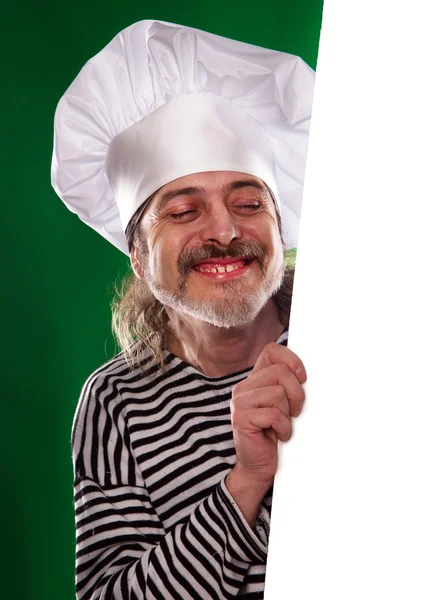 El hombre con barba gris en traje de marinero y sombrero de chef señala con el dedo el cartel aislado — Foto de Stock