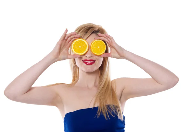 A mulher loira com cabelos longos segurando meia laranja isolada — Fotografia de Stock