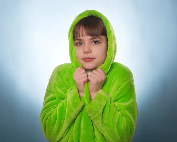 La petite fille se réveille dans une robe verte — Photo