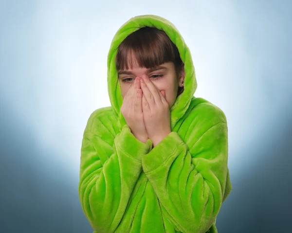 La bambina si sveglia con una vestaglia verde — Foto Stock