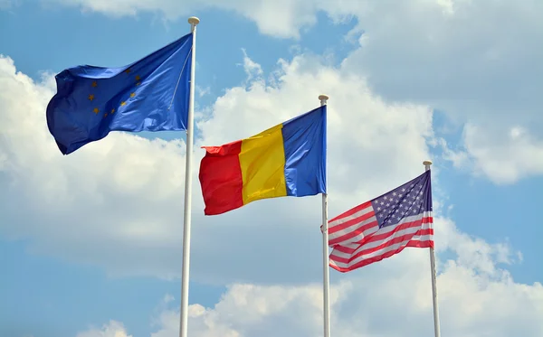 Ευρωπαϊκή Ένωση, ρουμανική και την αμερικανική σημαία — Φωτογραφία Αρχείου