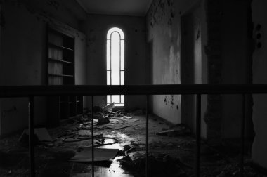 kemerli pencere ve kirli kat