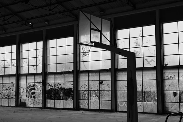 Abandoned basketball court — Stock Photo, Image