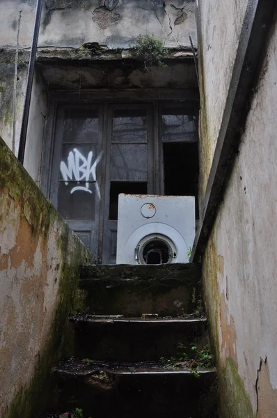 Terk edilmiş Bodrum merdivenleri — Stok fotoğraf