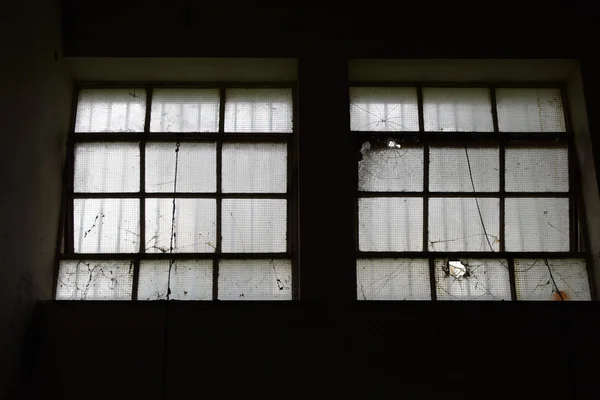 Gebroken industriële windows Rechtenvrije Stockafbeeldingen