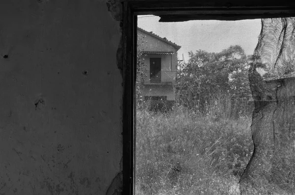 Velha janela torta casa abandonada — Fotografia de Stock