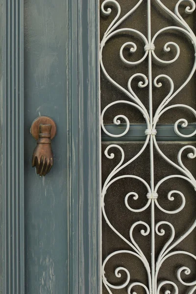 Porta bussare modello in metallo — Foto Stock