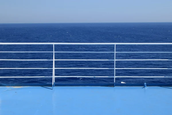 Schip balustrades blauwe zee Rechtenvrije Stockafbeeldingen