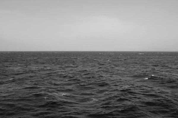 Hluboké Mořské Vlny Obzor Chladného Větrného Dne Černá Bílá — Stock fotografie