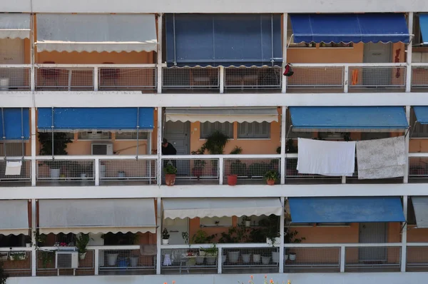 Αθήνα Ελλάδα Οκτωβρίου 2014 Πολυκατοικία Πρόσοψη Μπαλκόνια Τέντες Στο Κέντρο — Φωτογραφία Αρχείου
