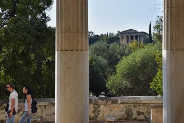 Atina, Yunanistan - 14 Ekim 2015: Atina şehir merkezindeki Stoa Attalou 'da yürüyen insanlar antik agora. Thisseion tapınağına bakın..