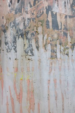 Yırtık posterleri ve boya lekeleri olan kirli kağıt dokusu. Soyut arkaplan.