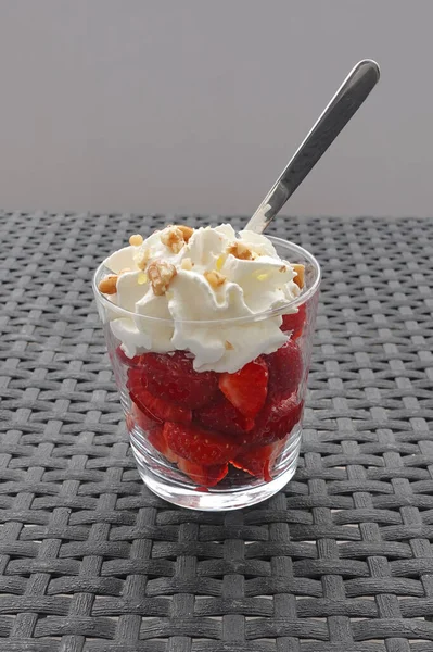 Fragole Con Panna Montata Noci Frutta Dolce — Foto Stock