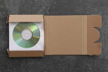 Karton posta kutusuna paketlenmiş CD.