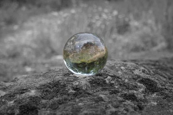 Esfera Cristalina Con Reflejo Paisaje Primaveral Sobre Piedra Con Musgo —  Fotos de Stock