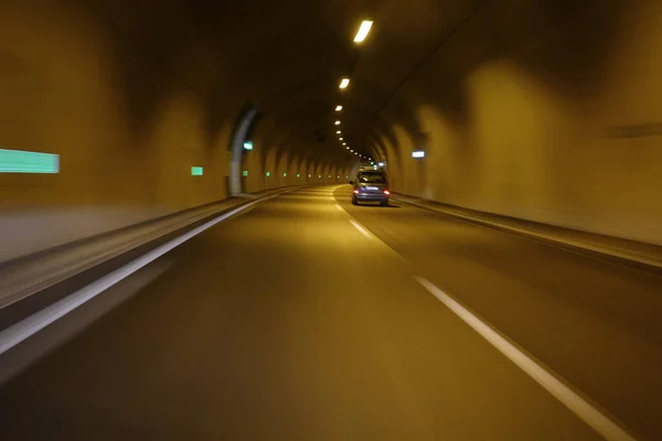 Kleinwagen Beim Durchfahren Des Autobahntunnels Unschärfe Bei Langzeitbelichtung — Stockfoto