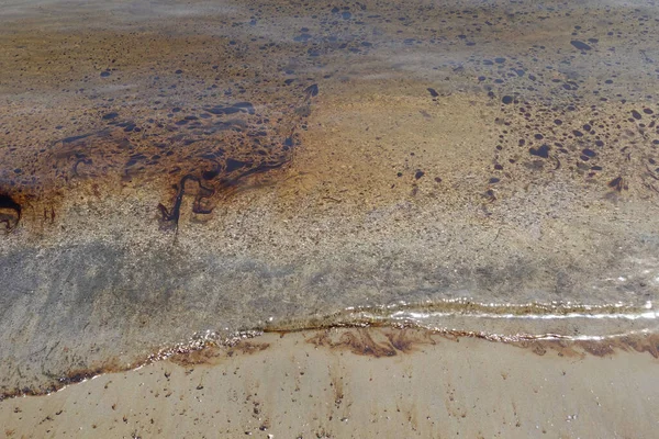 Черная Смола Плавающая Морской Воде Загрязненного Песчаного Пляжа — стоковое фото