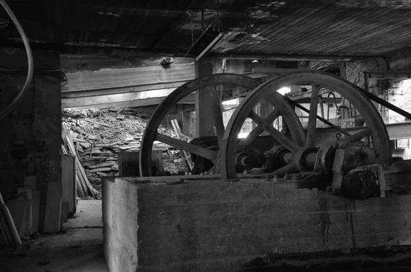 Maquinaria enferrujada em fábrica abandonada — Fotografia de Stock