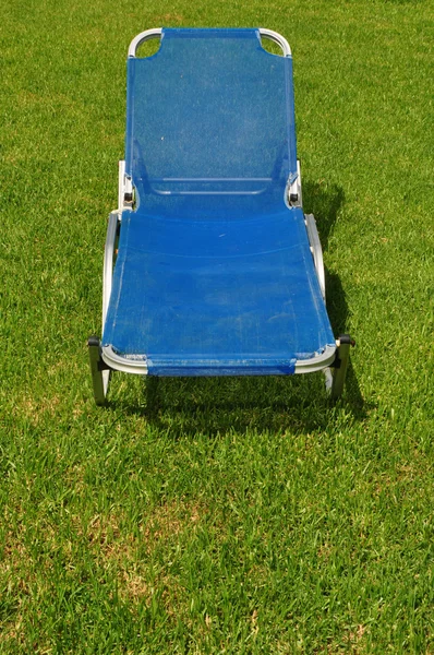 Ξαπλωμένη καρέκλα γκαζόν — Φωτογραφία Αρχείου