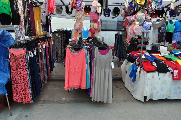 Mercado de rua roupas — Fotografia de Stock