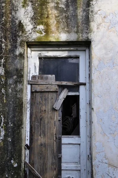 Porta velha e parede texturizada — Fotografia de Stock