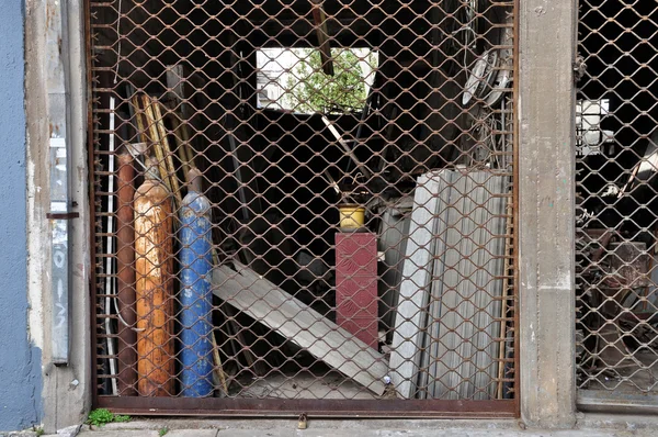 Produtos abandonados loja de amianto — Fotografia de Stock