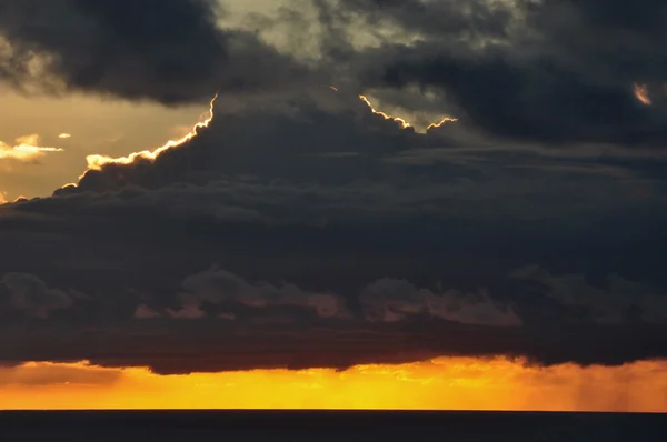 Zachmurzony zachód horyzont niebo i morze — Zdjęcie stockowe