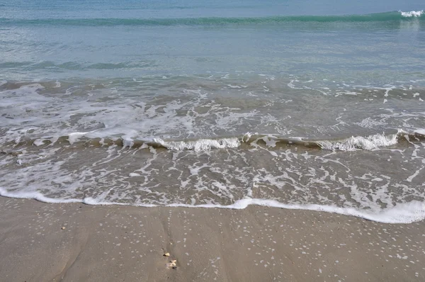 Waves sandy beach — Stock Photo, Image