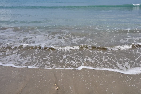 Onde spiaggia sabbiosa — Foto Stock