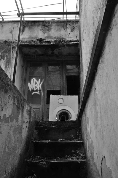 Sous-sol escaliers maison abandonnée — Photo