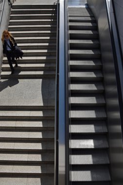 kadın metro adımlar
