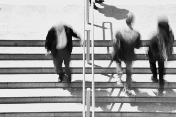 Gente escalera borrosa — Foto de Stock