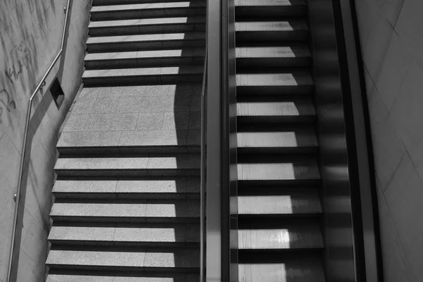 Escada e escada rolante — Fotografia de Stock