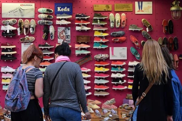 Ženy kupovat boty — Stock fotografie
